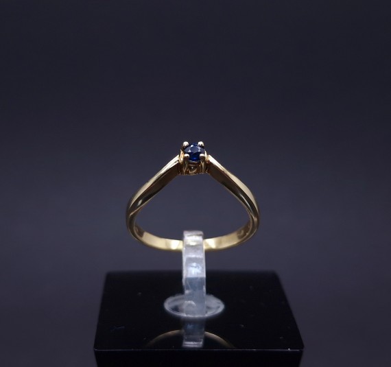 Gold ring with colored stone