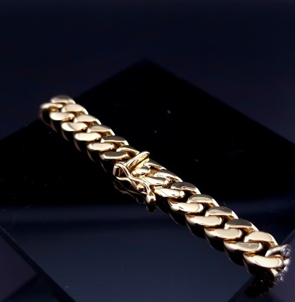 Gold bracelet with diamonds 