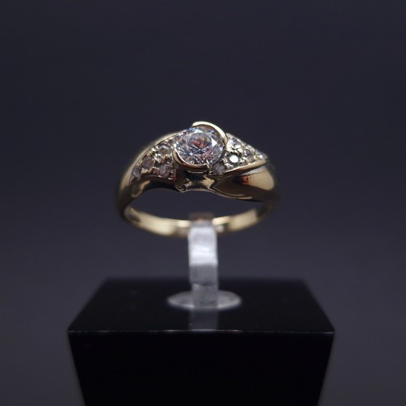 Gold ring with zircons