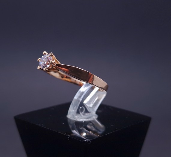 Gold ring with zircon