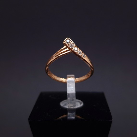 Gold ring witsh zircons