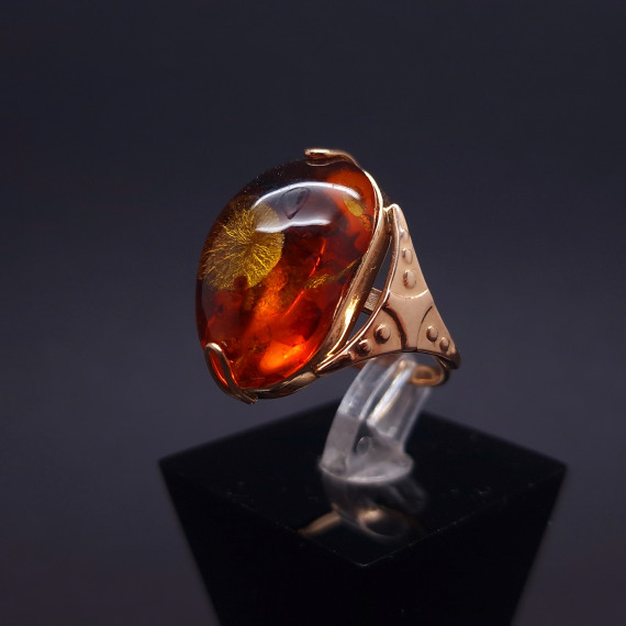 Vintage gold ring with amber