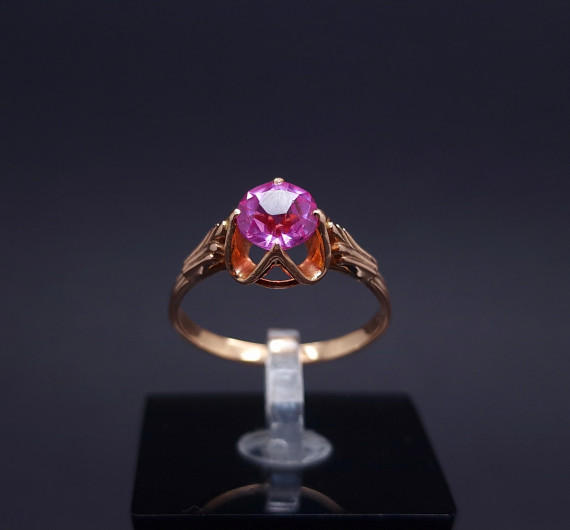 Vintage gold ring with colored stone