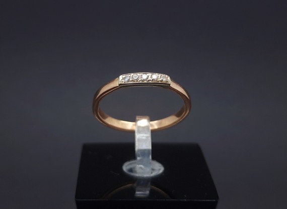 Gold ring with zircons