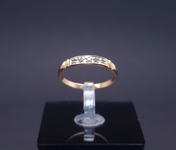 Gold ring with diamonds