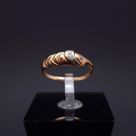 Gold ring with zircons