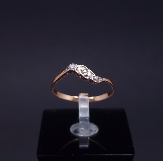 Gold ring with zircons