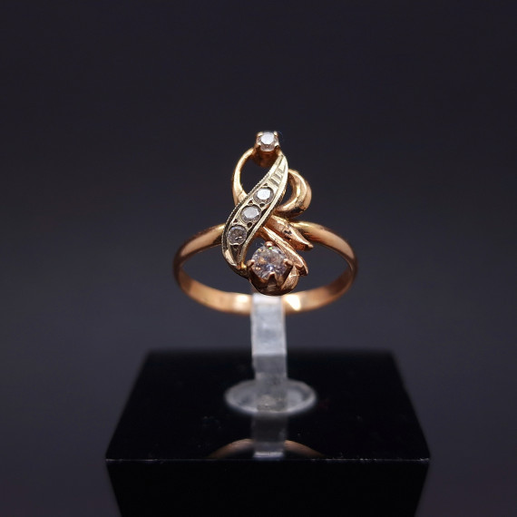 Gold ring with zircons