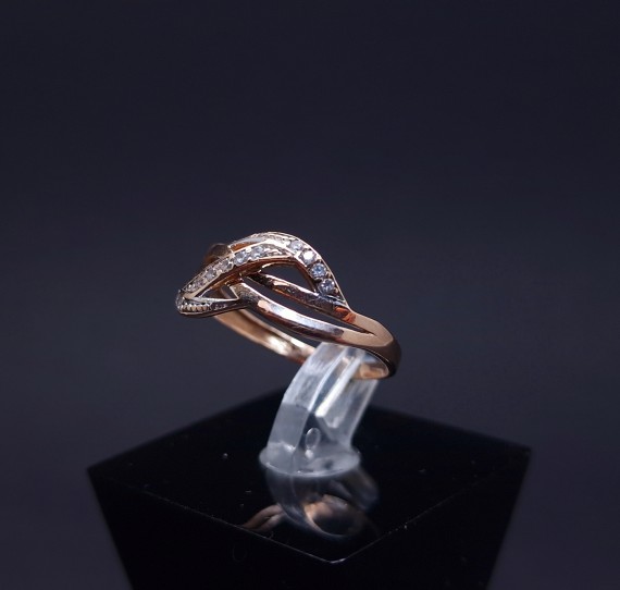 Gold ring with zircons