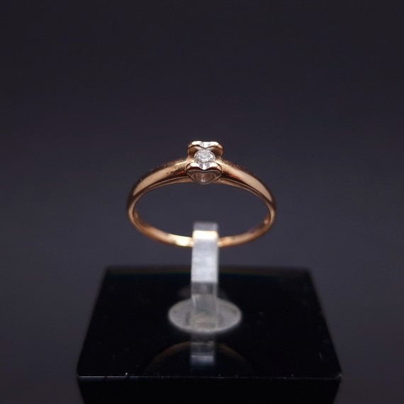 Gold ring with diamond