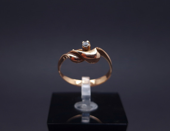 Gold ring with zircon