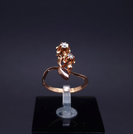 Gold ring with zircons