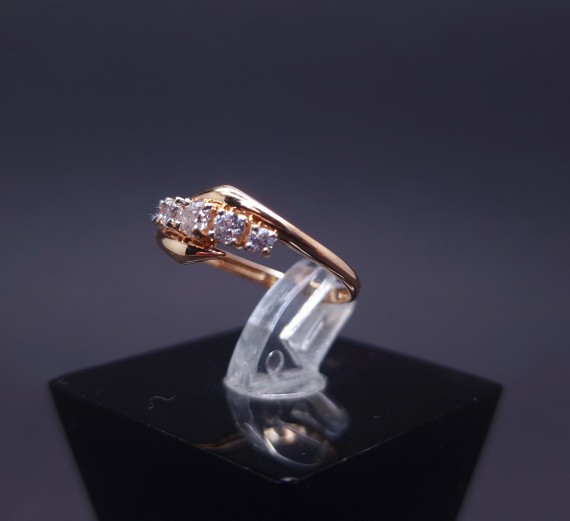 Gold ring with zircons