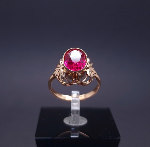 Vintage gold ring with colored stone