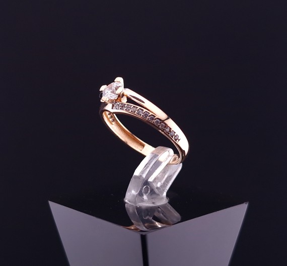 Gold ring with zircons