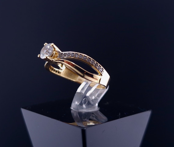 Gold ring with zircons