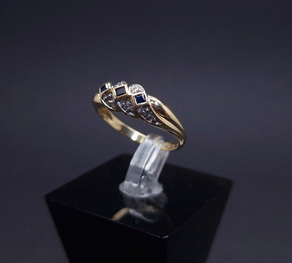 Gold ring with colored stones