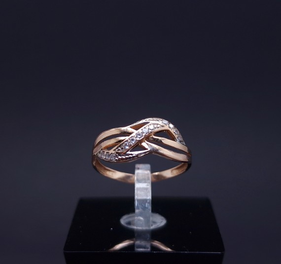 Gold ring with zircons