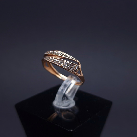 Gold ring with zircons