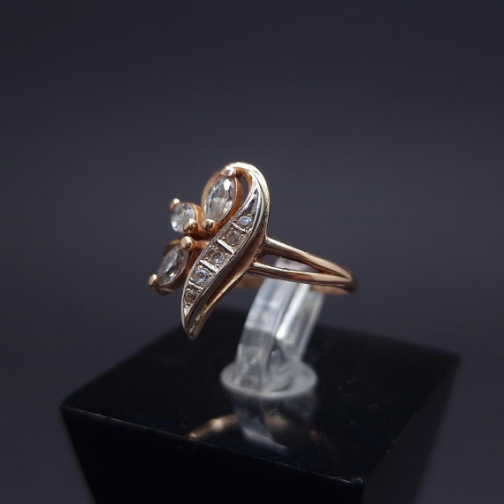 Gold ring with zircons