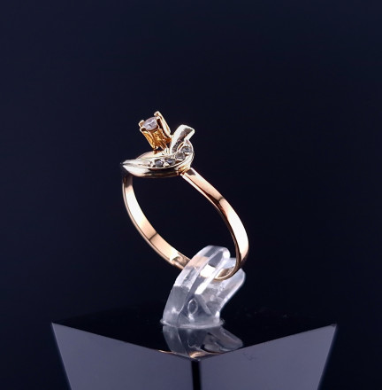 Gold ring with zircons