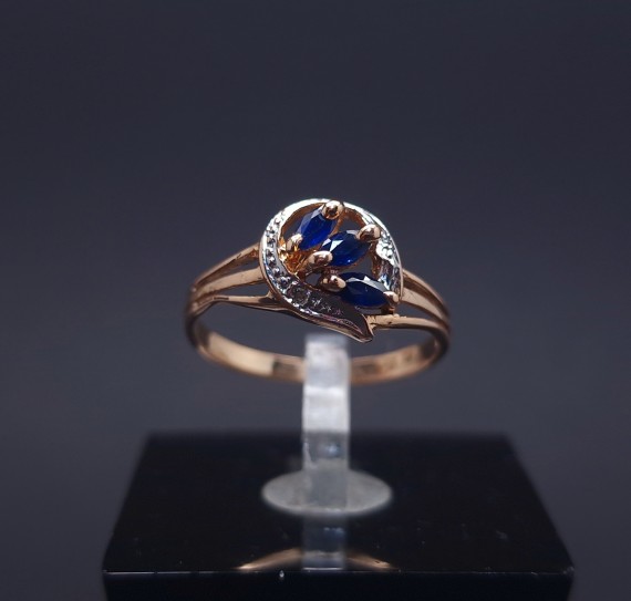 Gold ring with diamonds and sapphires