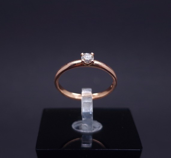 Gold ring with diamond