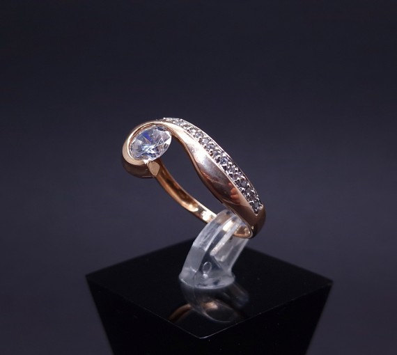 Gold ring with zircons