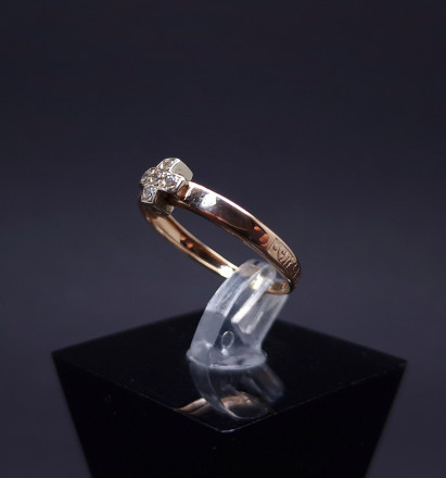 Gold ring with zircons