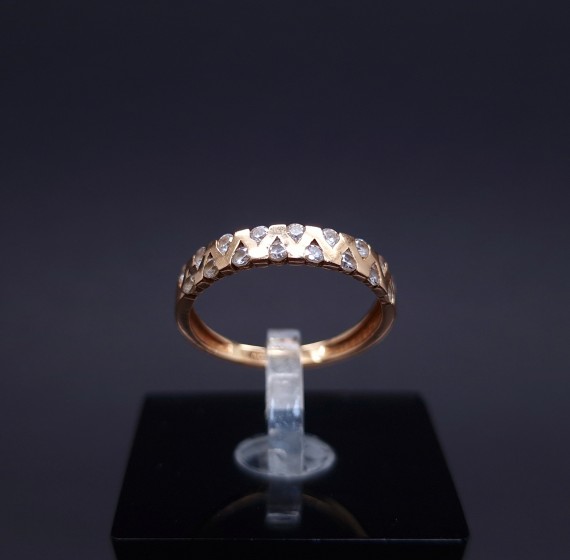 Gold ring with zircons