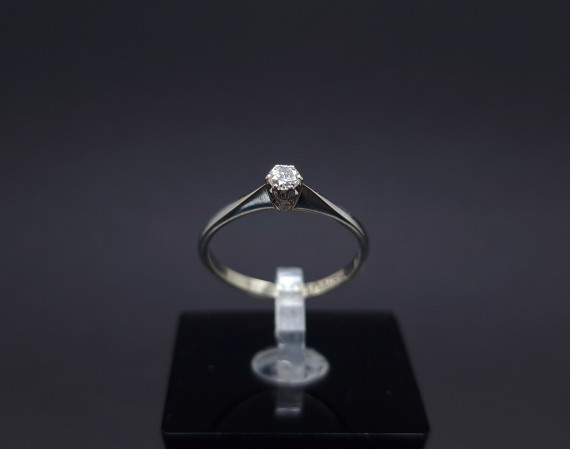 White gold ring with diamond