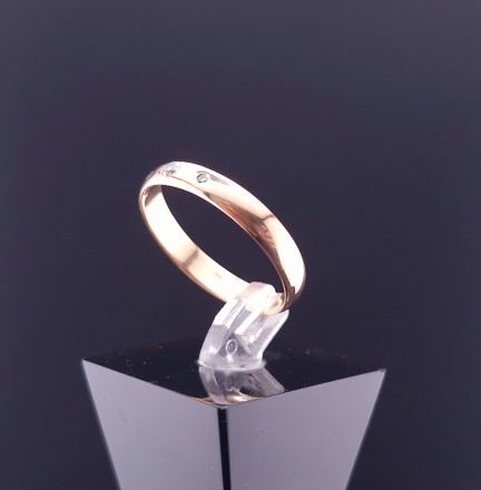 Gold wedding ring with diamonds