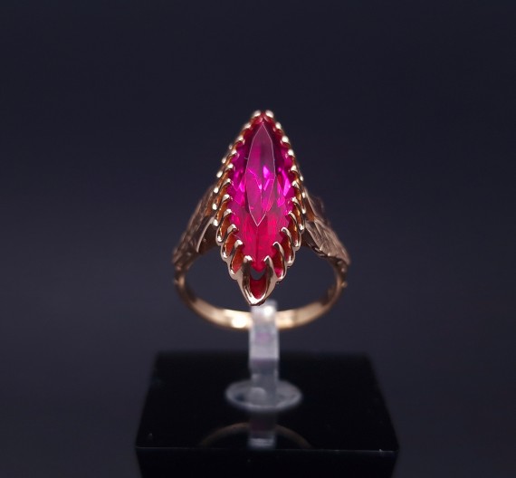 Vintage gold ring with colored stone