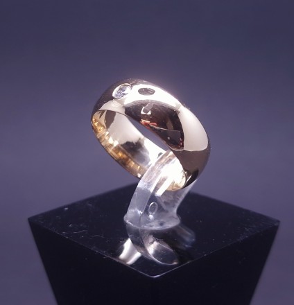 Gold wedding ring with diamond