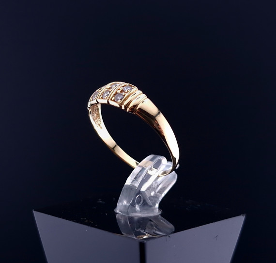 Gold ring with zircons