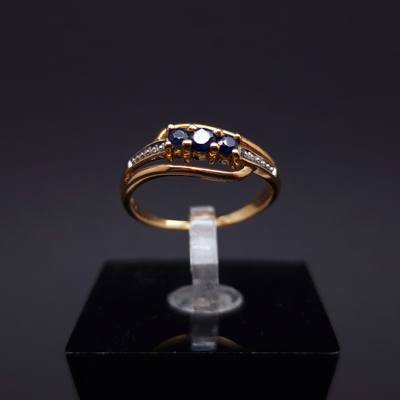  Gold ring with sapphires