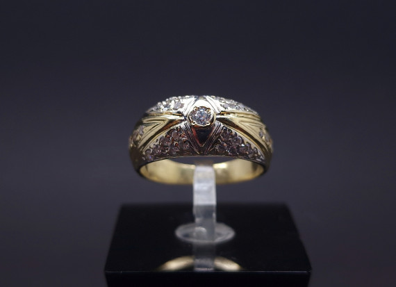 Gold ring with zircons