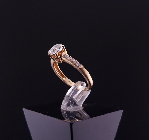 Gold ring with diamonds