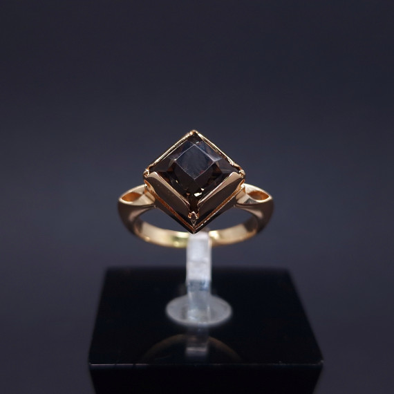 Gold ring with colored stone