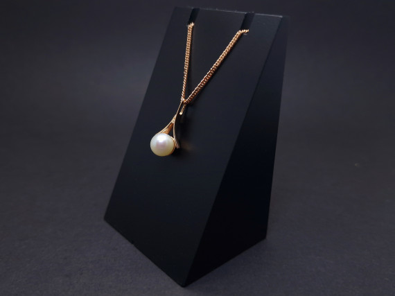 Gold pendant with pearl