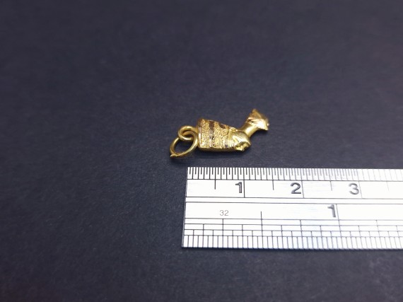 Gold pendant 