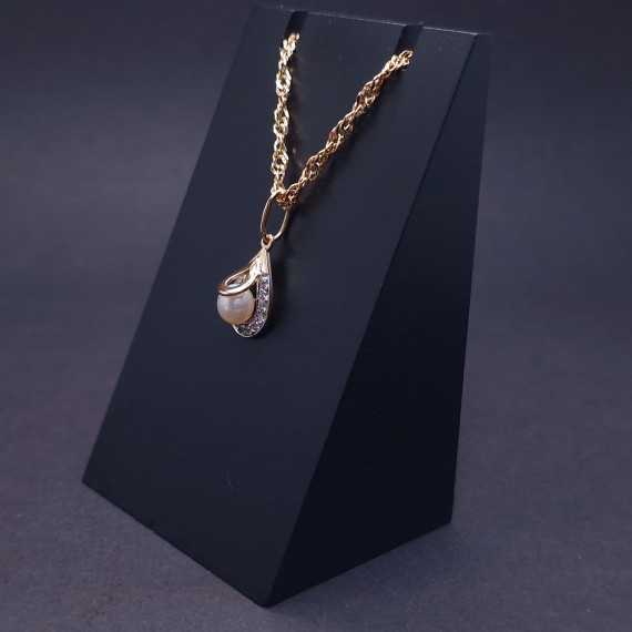 Gold pendant with pearls and zircons