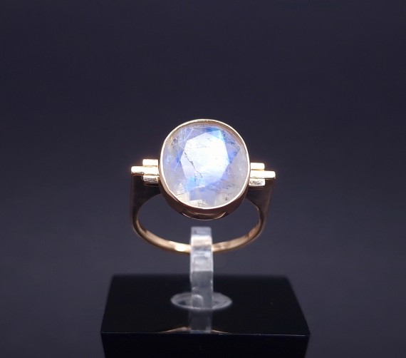 Gold ring with colored stone