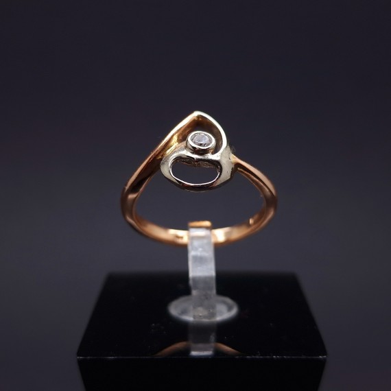 Gold ring with zircon