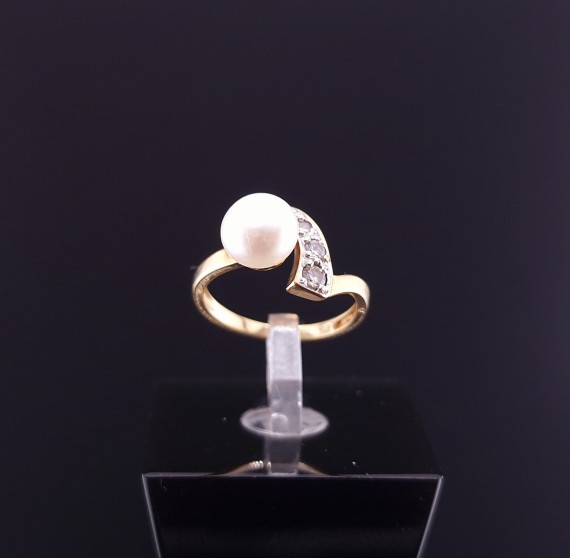 Gold ring with pearls and zircons