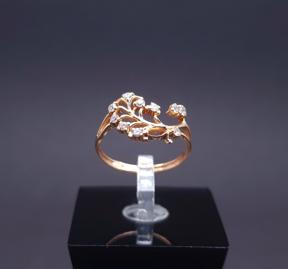 Gold ring with zircons