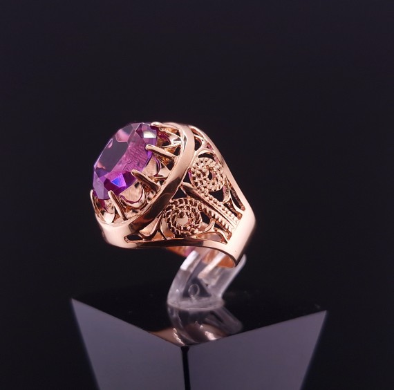 Vintage gold ring with colored stone