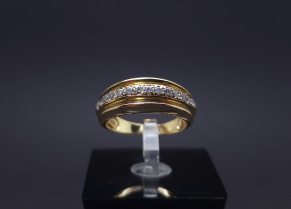 Gold ring with zircons