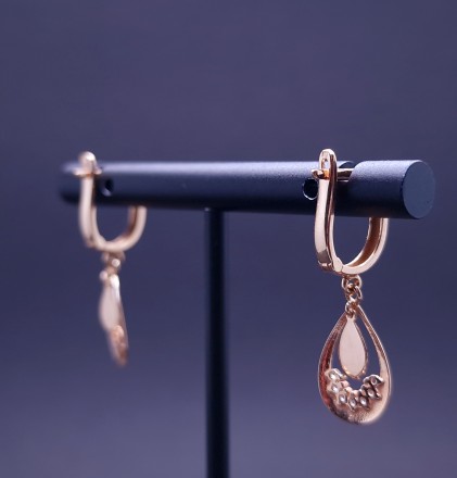 Gold earrings with zircons 