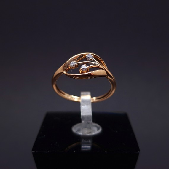 Gold ring with zircons